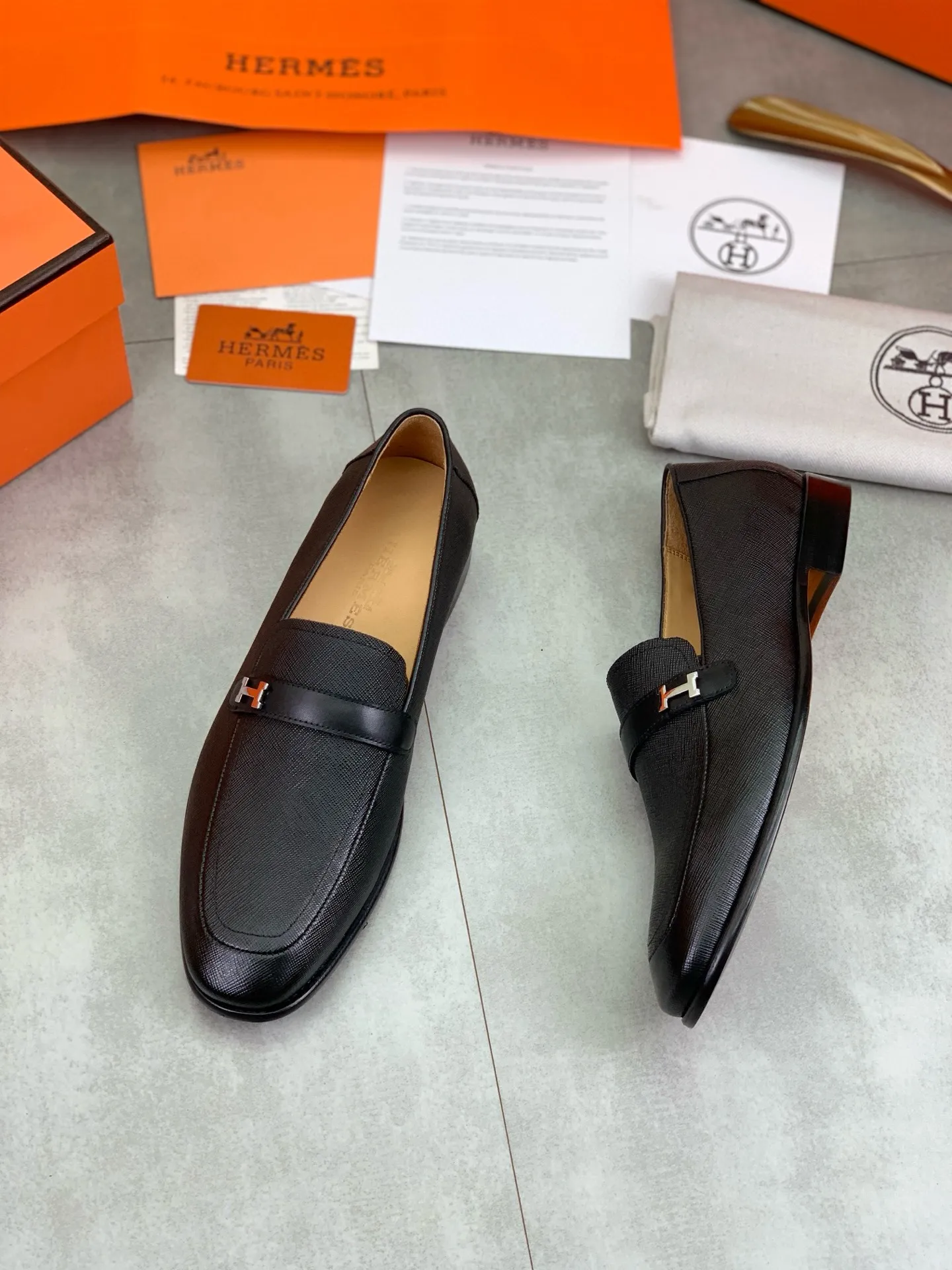 Factory price P960 💰Top version 💎💎💎 Original leather outsole Brand: Hermès (Hermès) Standard code: Men's size 39-44 (38, 45 can be customized) Grade: Same as the official website Original quality materials: Original soft calfskin Water-dyed cowhide lining Original Italian leather outsole Style categories: Men's fashion Formal casual leather shoes Slip-on men's shoes series Young fashion European and American trends, British style, colors: multiple options, counter packaging